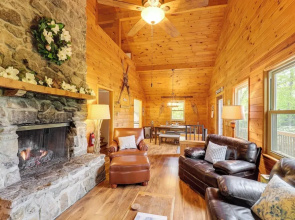 2 Mi to Skiing: Blue Ridge Mtn Cabin w/ Hot Tub!