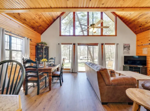 Cabin w/ Private Hot Tub: 2 Mi to Broken Bow Lake!