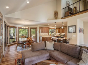3 Tumalo Home with Wood Burning Stone Fireplace, Hot Tub, and BBQ on the Deck by RedAwning