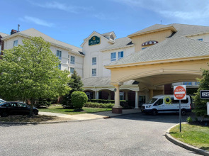 La Quinta Inn & Suites by Wyndham Islip - MacArthur Airport