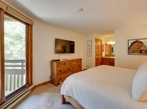 Upscale Condo w/ Balcony < 1/2 Mi to Ski Resort
