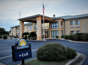 Days Inn by Wyndham Montgomery