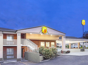 Super 8 by Wyndham Salina/Scenic Hills Area