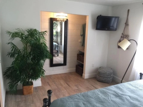 Dock Holiday- Steps From The Beach 1 Bedroom Apts