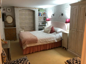 Cosy Cottage ground floor bedroom ensuite with private entrance