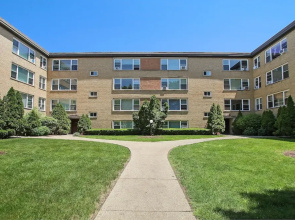 3BR Homey Living Room Apt in Bell Ave