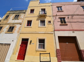 Stylish and characterful townhouse - views, A/C