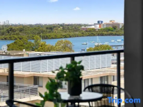 Ryde Serenity – Sleek Apartment by the River