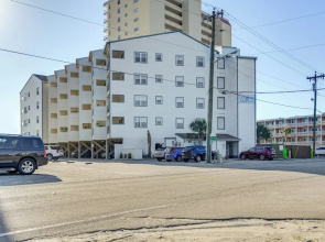 Cozy Beachfront Condo w/ Wifi, Views & Pool Access