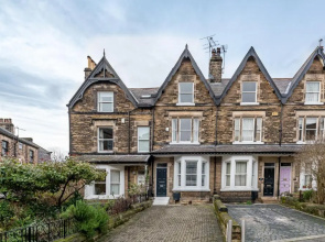Perfectly Located 4 Storey Townhouse With 2 Parking Spaces In Central Harrogate