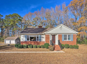 'the Oyster Bed' Retreat w/ Pool & Game Room