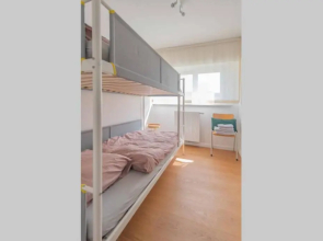 Vakantiewoning voor 12 met garages terras tuin