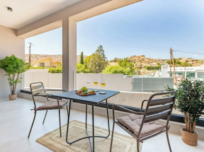 Sanders River Plaza - Cool 2 Bedroom Apartment With Balcony