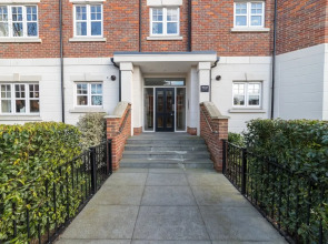 Helios Court Penthouse Serviced Apartment by Ferndale