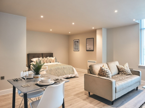 Seven Living Residences Bracknell - Luxurious Chic Apartments - Free Parking