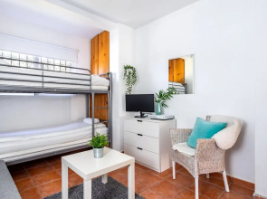 Beachside Apartment with Garden Ref 89