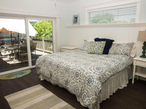 4 Bed 3 Bath BUNGALOW Heated Pool and Spa Bikes Kayaks free WiFi