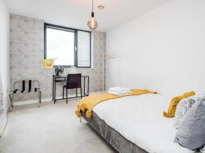 Basildon - 2-bed - Sleeps 5 - Near Train Station