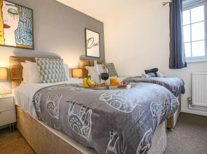 Petworth House - Central Milton Keynes - Smart TVs, Pool Table, Garden and Free Parking by Yoko Property