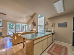 Cloudcroft Townhome w/ Deck - 1 Mi to Burro Ave!