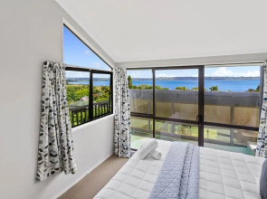 The Bird House - Kawaha Point, Rotorua. Stylish six bedroom home with space, views and relaxed atmosphere