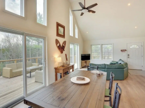 Sleepy Hollow Lake Home w/ Deck, Pool Access!