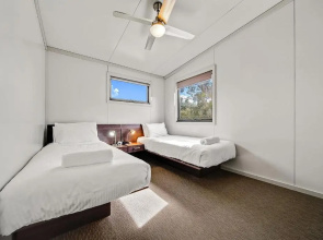 Ecocrackenback 16 'Sustainable, luxurious chalet close to the slopes.'