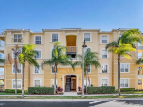 Cozy Condo W/private Balcony Steps to Conv. Ctr