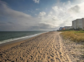 Walk to Private Beach: Poolside Oasis in Pompano