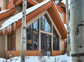 High Ceilings, Natural Light- 3 Bedroom Arrowhead Ge Condo by RedAwning