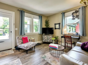 Walk Downtown: Inviting Apartment in Greensboro!