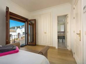 Stylish House, Patio, Pool, Mountains, Stunning White Village, sea 20 Mins Away