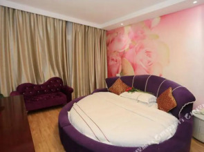 yunbanshanju Suites Hotel(云伴山居酒店（景区南大门换乘中心店）)