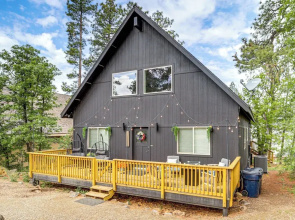 Walk to Trails: Modern Munds Park Mountain Retreat