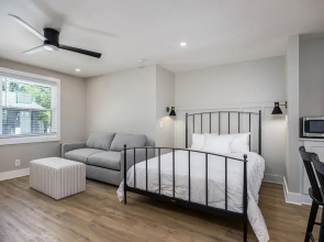 The Nomad 64-person Hillsboro Village Retreat Studio 1BR Spaces
