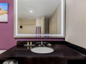 La Quinta Inn by Wyndham West Long Branch/NJ Shore Area