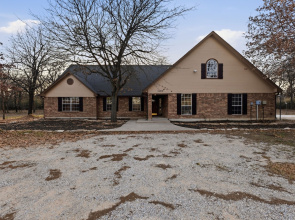 Oakwood Oasis: 1.4 Acres Of Tranquility 6 Bedroom Home
