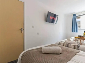 Desert Oasis Sleeps 8 With Parking