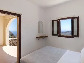 One Bedroom Apartment-sleeps 4 -sea View-parking