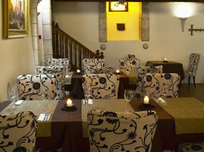 Отель Three Crowns Residents