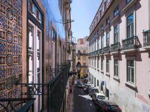 Cozy 1st Floor Flat Central Chiado District With Balconies and AC 19th Century building