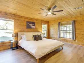 5 Mi to Dtwn Dripping Springs: Cabin w/ Jacuzzi!
