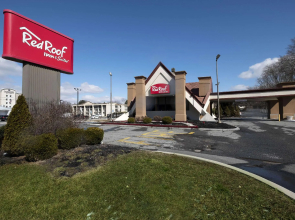 Red Roof Inn & Suites Newark - University