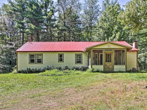 Rustic Bradford Cottage - 14 Miles to Sunapee Mtn!