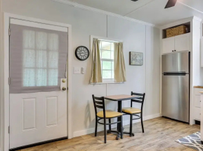 Near Parks & Lakes: Pet-friendly Winnie Cottage