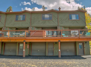 52 Clubhouse Rd Townhome with Private Hot Tub