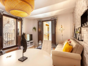 Beautiful Apartment in Abat Street by Batuecas