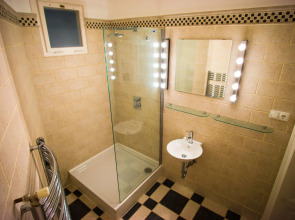 Opera Guesthouse & apartments