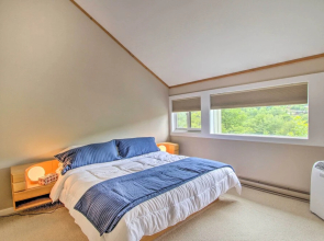 Cozy Lincoln Condo ~ 1 Mi to Loon Mountain!