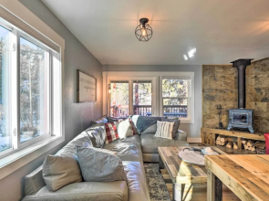 Sauna, Deck & Fire Pit: Breckenridge Townhouse!